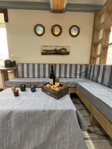 a room with a couch with a bottle of wine at Riva Bella Marine in Ouistreham