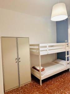 Habitación con litera y lámpara. en Baraka 24, en Roma 17 fotos más