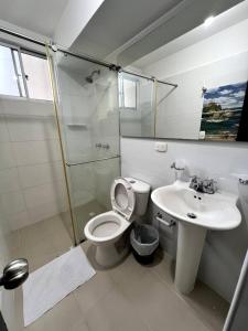Un baño con inodoro, lavabo y ducha. en Descanso y Comodidad en Edificio Seguro con Balcón, en Floridablanca 3 fotos más