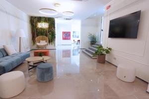 ein großes Wohnzimmer mit Sofa und Fernseher in der Unterkunft Eccelso Case Vacanza - Suite & Spa in Palermo