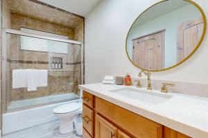 Ένα μπάνιο στο Big Bear White Skies ~ Fantastic cabin with fireplace, game room, mountain view, & hot tub +18 φωτογραφίες