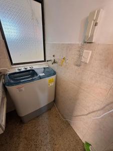 um chuveiro com pia e uma janela em um banheiro em Apartment 304 em Itagüí mais 11 fotografias