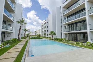 una piscina frente a un edificio en Spacious 3BD Penthouse Private Rooftop Sea Breeze, en San Rafael del Yuma
