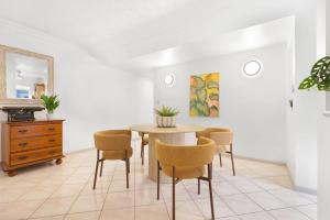 ein Esszimmer mit Tisch und Stühlen in der Unterkunft Letizia Lakes - Resort Style Living in Cairns North
