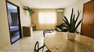 LajesにあるPousada Itaretamaのテーブルとソファのあるリビングルーム