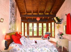 a bedroom with a bed with red pillows at Casa Rural La Gustoza in Sauzal