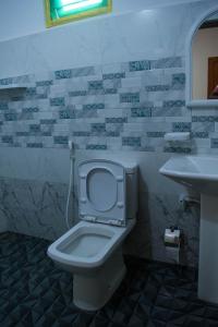een badkamer met toilet en wastafel bij ISARA Guest in Polonnaruwa