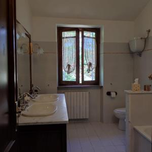 a bathroom with two sinks and a window at Appartamento in casale Umbro vicino Orvieto - Allerona in Allerona +32 photos