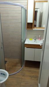 Koupelna v ubytování Apartmani Lucky