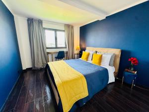 Ένα ή περισσότερα κρεβάτια σε δωμάτιο στο 100 Steps Amazing View