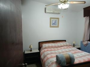 a bedroom with a bed and a ceiling fan at Descanso en Piriápolis in Piriápolis