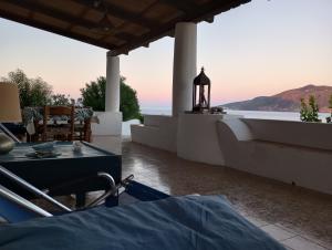 a patio with a table and a view of the ocean at "la Palma"la casa del sole e del vento in Lingua