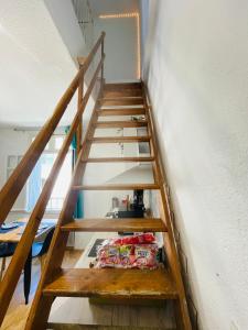 een houten trap in een kamer bij Le duplex biterrois in Béziers +5 foto's