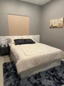 a bedroom with a large white bed in a room at 1-bedroom Modern Cozy near Samui Airport in Ko Samui