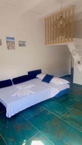 a bedroom with a large white bed in a room at SUN Bungalow Costinești in Schitul