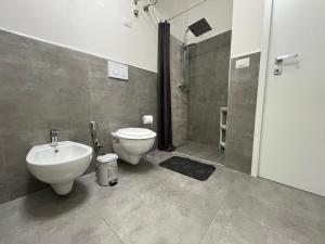 un bagno con wc, lavandino e doccia di La casetta della piazza a Carovigno Altre 15 foto