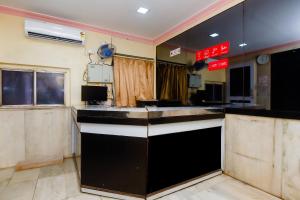 een keuken met zwart-witte aanrechtbladen in een kamer bij Hotel O Prince Palace in Mumbai