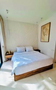 Un dormitorio con una cama grande en una habitación. en Bali Sand Uluwatu Paradise 1Fl Silver, en Uluwatu
