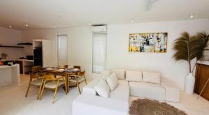 Una sala de estar con un sofá blanco y una mesa. en Bali Tranquility Uluwatu 2Flb White, en Uluwatu
