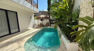 una piscina en el patio de una casa en Bali Tranquility Uluwatu 2Flb White, en Uluwatu