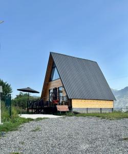 Peisaj natural din apropierea acestei cabane