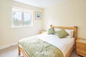 a bedroom with a bed and a window at Host & Stay - Newport House Apartment in Worcester