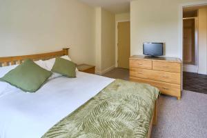 a bedroom with a bed and a tv on a dresser at Host & Stay - Newport House Apartment in Worcester +10 photos