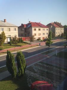 uma vista para uma rua com casas e um carro em Ubytování Velký Týnec 376 em Velký Týnec