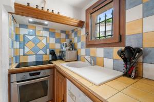 une cuisine avec un évier et un plan de travail dans l'établissement La Maison de Noélie - RDJ, à Le Bar-sur-Loup 6 autres photos