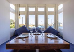 バレッタにあるScenic Valletta Luxury Townhouseの木製テーブル(ワイングラス付) +65枚の写真