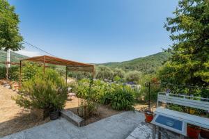 un banc dans un jardin planté de fleurs et d'arbres dans l'établissement La Maison de Noélie - RDJ, à Le Bar-sur-Loup