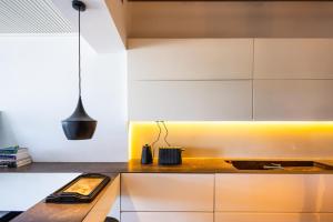 バレッタにあるScenic Valletta Luxury Townhouseの白いキャビネットとカウンタートップを備えたキッチン