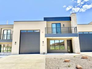 a modern house with a garage at Grand 2 at Catori Spacious Family and Friend Kanab Stay Near National Parks in Kanab