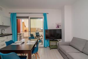 a living room with a couch and a table at Appartamento Veronese in Olbia