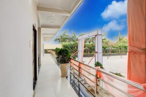 En balkon eller terrasse på Hotel O Rituraj Greens Resort & Hotel