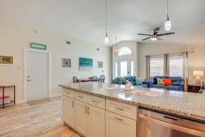 Una cocina con encimera y una sala de estar. en 1 Block to Beach, Patio Updated St Augustine Home, en St. Augustine