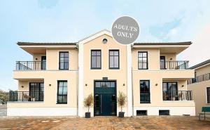 un grande edificio bianco con una porta verde di Das Oswald's Boutique Hotel a Cuxhaven