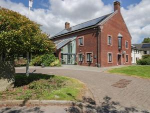 een groot bakstenen gebouw met een vlag erop bij The Picnic Patch at Eamont Park in Penrith