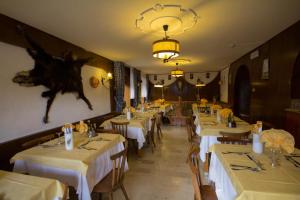 Reštaurácia alebo iné gastronomické zariadenie v ubytovaní Hotel Miralago