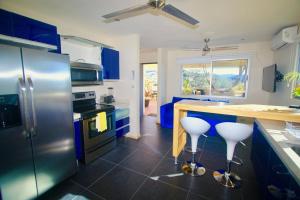 Η κουζίνα ή μικρή κουζίνα στο Dahlia Penthouse Beach Getaway, Stunning Views!