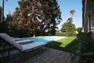 a swimming pool with lounge chairs next to a house at Hotel Casa Silva in San Fernando