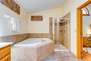 Ένα μπάνιο στο Families Welcome Lake-View Home, 2 Mi to Gahanna! +25 φωτογραφίες