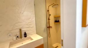 un baño con lavabo y ducha en Bali Ocean Uluwatu Retreat 2Fls Gold, en Uluwatu