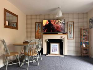 TV a/nebo společenská místnost v ubytování 3 Bed Entire House - Runcorn