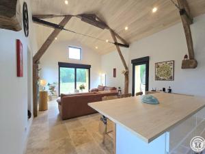 un salon avec un canapé et une table dans l'établissement La Maison de L'Espagnol - FR-1-616-496, à Bayac