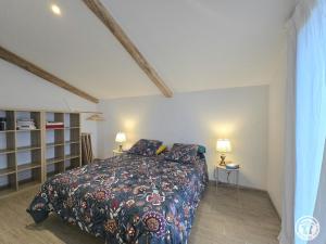 une chambre avec un grand lit et deux lampes dans l'établissement La Maison de L'Espagnol - FR-1-616-496, à Bayac