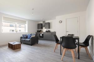 ブラッドフォードにあるSmart 1 Bedroom Apartment in Bradford with Parkingのテーブルと椅子とソファのあるリビングルーム