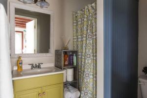 ハリソンバーグにあるCozy Tinyhouse Jmudowntown Fire Pit Yardの洗面台と鏡のあるバスルーム