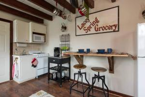 ハリソンバーグにあるCozy Tinyhouse Jmudowntown Fire Pit Yardの部屋にカウンターとスツールがあるキッチン +19枚の写真