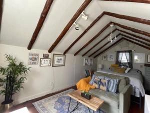 ハリソンバーグにあるCozy Tinyhouse Jmudowntown Fire Pit Yardのベッドとソファのある寝室